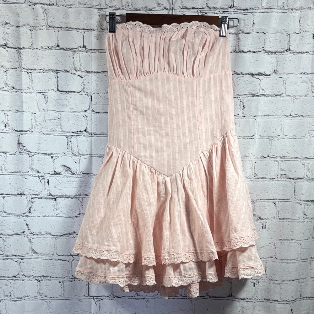 Elegant Pink Strapless Dress with Lace Details